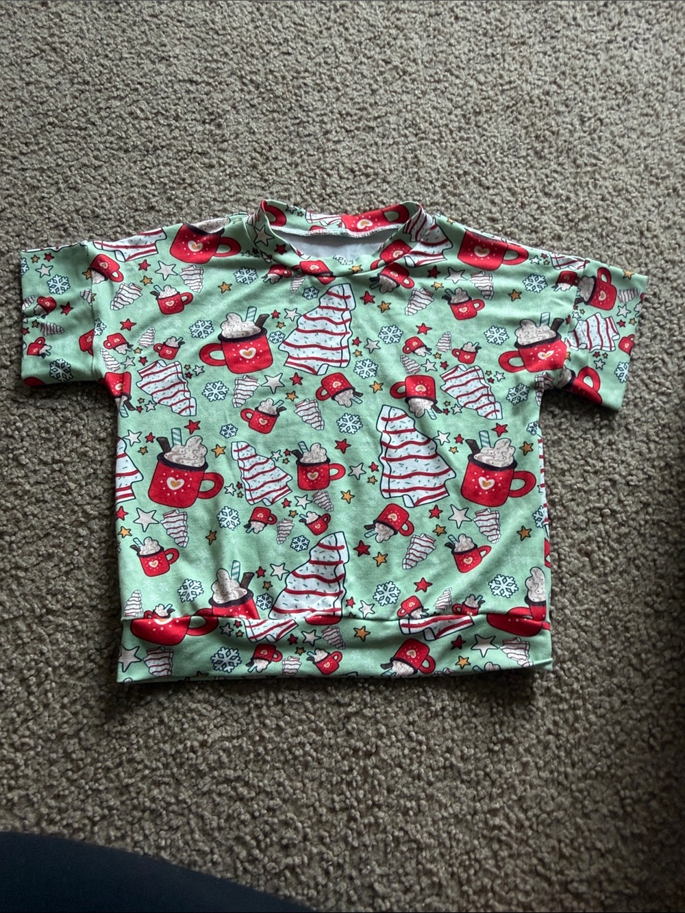 B21 Small Shop SS Boxy Tee— Little Debbie X-Mas Print, 3t EUC